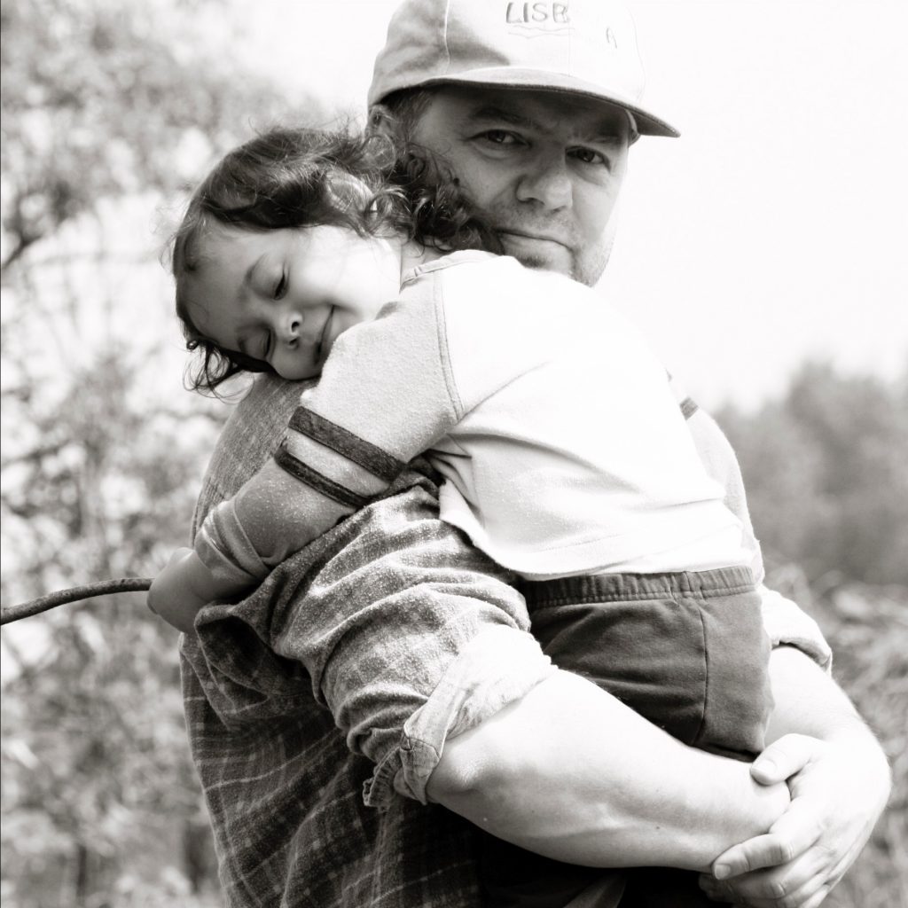 Vater mit Kind im Arm